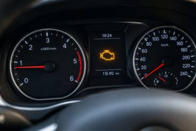 Kontrolka motoru svítí, ale auto jede normálně. Můžete pokračovat v jízdě?